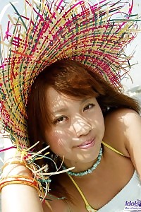 Japanese Teen Is A Great Dick Tease When She Is At The Plage