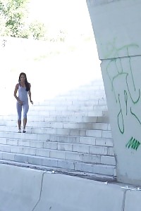 Fine Dark Haired Lady Sprays Her Golden Piss